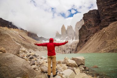 Şili 'deki Torres del Paine Ulusal Parkı' ndaki güzel dağ manzaraları. Dünyaca ünlü yürüyüş bölgesi.
