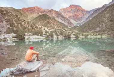 Tacikistan 'daki Fanns dağlarındaki güzel sakin göl (Pamir' in kolu).