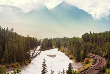Yaz mevsiminde Kanada Kayalıkları 'nda resim gibi dağ manzarası
