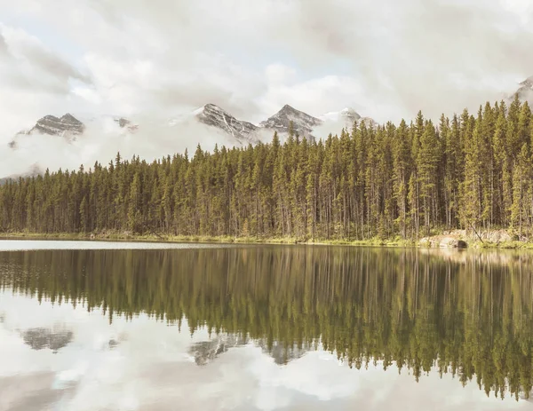 Escena Serena Junto Lago Montaña Canadá Con Reflejo Las Rocas — Foto de Stock