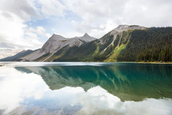 Cena Serena Junto Lago Montanha Canadá Com Reflexo Das Rochas — Fotografia de Stock