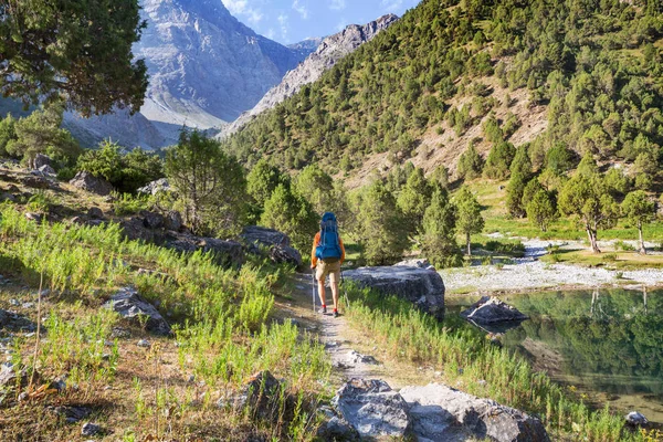 Vándorlás Ideje Ember Túrázás Gyönyörű Fann Hegyek Pamir Tádzsikisztán Közép — Stock Fotó