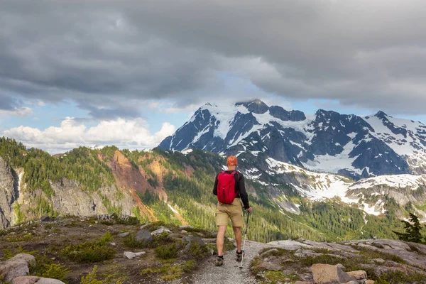 Backpacker Hike Summer Mountains — Stock Photo, Image