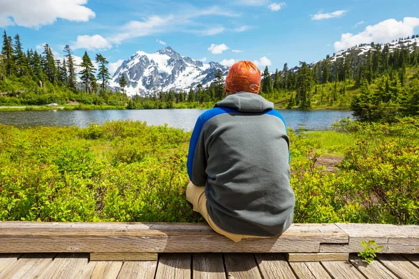 Hiker Relaks Spokojnym Górskim Jeziorze — Zdjęcie stockowe