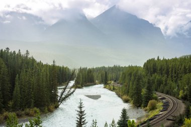 Yaz mevsiminde Kanada Kayalıkları 'nda resim gibi dağ manzarası