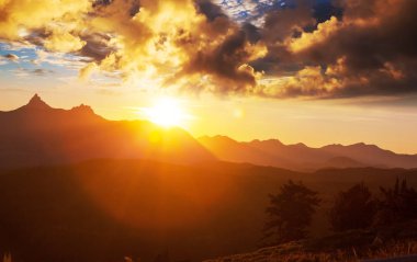 Dağlarda manzaralı günbatımı. Sonbahar mevsimi.