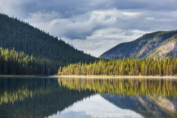 Escena Serena Junto Lago Montaña Canadá Con Reflejo Las Rocas — Foto de Stock