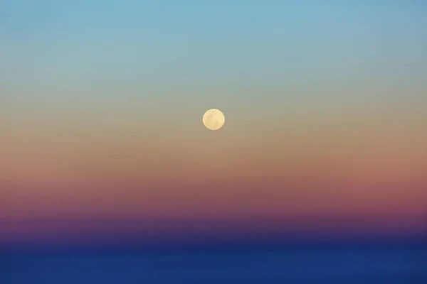暗い空の背景にある月 — ストック写真