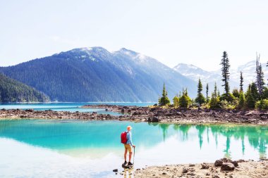 Whistler, BC, Kanada yakınlarındaki Garibaldi Gölü 'nün turkuaz sularına yürüyün. British Columbia 'da çok popüler bir yürüyüş merkezi..