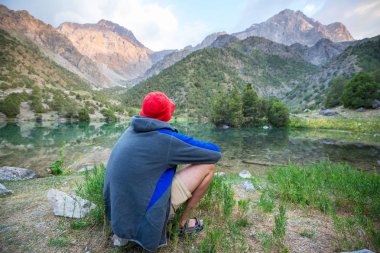 Yolculuk zamanı. Tacikistan, Pamir 'deki güzel Fann dağlarında yürüyüş yapan bir adam. Orta Asya.