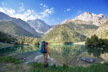 Yolculuk zamanı. Tacikistan, Pamir 'deki güzel Fann dağlarında yürüyüş yapan bir adam. Orta Asya.