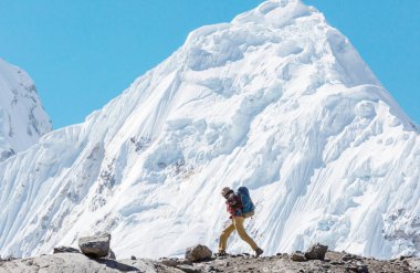 Cordillera dağlarında yürüyüş sahnesi, Peru