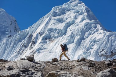 Cordillera dağlarında yürüyüş sahnesi, Peru