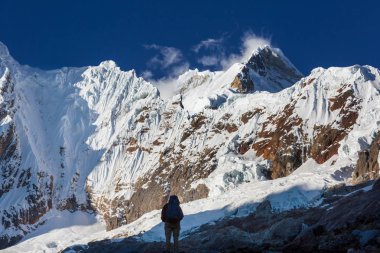 Cordillera dağlarında yürüyüş sahnesi, Peru