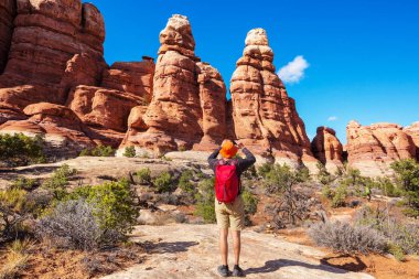 Utah dağlarında yürüyüş. Alışılmadık doğal manzaralarda yürüyüş. Fantastik kumtaşı oluşumları.