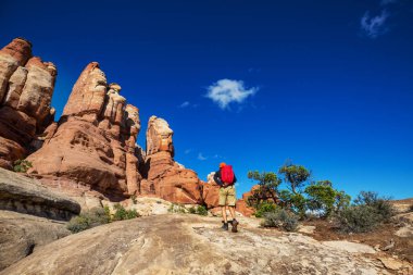 Utah dağlarında yürüyüş. Alışılmadık doğal manzaralarda yürüyüş. Fantastik kumtaşı oluşumları.