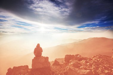 Dağlarda rahatlatıcı backpacker.