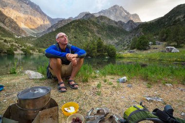 Dağlarda rahatlatıcı backpacker.