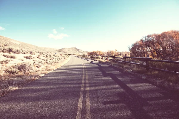 Dağlarda Manzaralı Bir Yol Seyahat Geçmişi Gündoğumu Arka Planında Giden — Stok fotoğraf