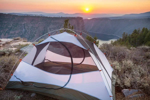 山の中でテントをハイキング マウンテンベイカーレクリエーション地域 ワシントン州 アメリカ — ストック写真