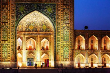 Semerkant 'taki Registan Meydanı. Madrasah gece ışıklarıyla