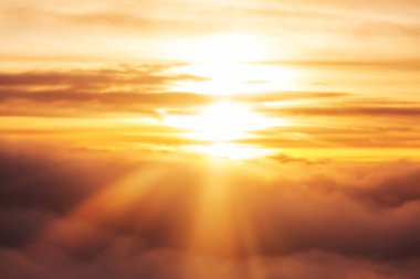 Gün batımında alışılmadık fırtına bulutları. Özgeçmiş için uygun.