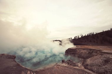 İlham verici doğal bir geçmiş. Yellowstone Ulusal Parkı 'ndaki havuz ve gayzer alanları, ABD.