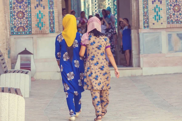 Girls National Costume Uzbekistan — Stock Photo, Image