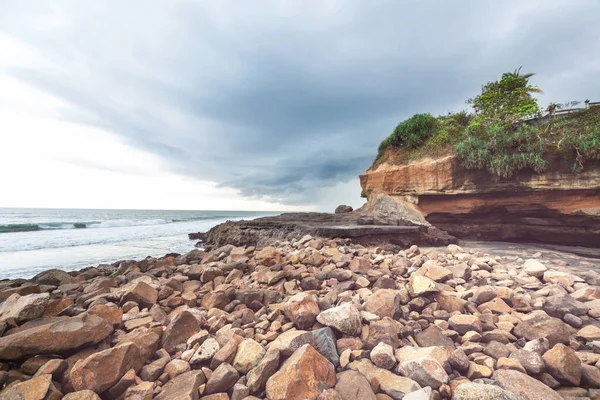 印度尼西亚巴厘有岩石山的火山海滩 — 图库照片