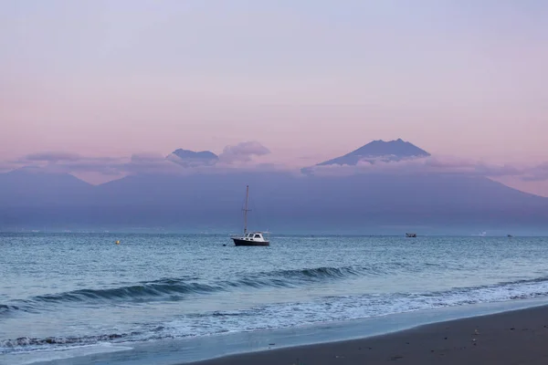 Playa Volcánica Con Montañas Rocosas Bali Indonesia — Foto de Stock