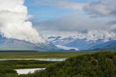 Yazın Alaska 'nın Picturesque Dağları. Karla kaplı kütleler, buzullar ve kayalık tepeler.