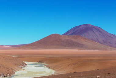 Bolivya altiplanosundaki alışılmadık dağlar Güney Amerika 'yı geziyor.