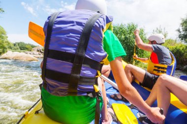 Rafting takımı, yaz ekstrem su sporları.