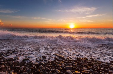 Deniz kıyısında manzara renkli gün batımı. Duvar kağıdı ya da arkaplan resmi için iyi. Güzel doğa manzaraları