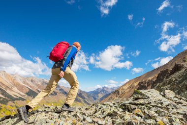 Backpacker sonbahar dağlarında zam