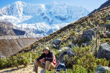 Cordillera dağlarında yürüyüş sahnesi, Peru