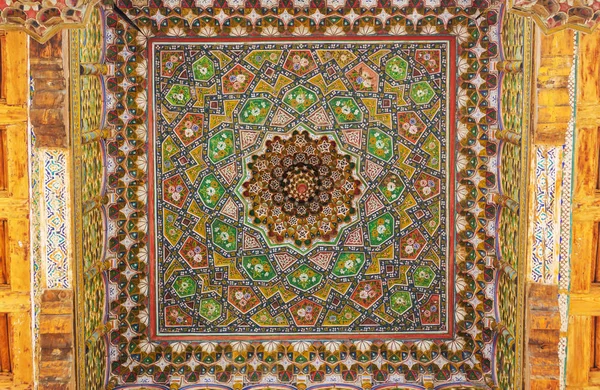 清真寺木门上雕刻着真正美丽的乌兹别克传统花卉装饰品 东方艺术装饰 — 图库照片