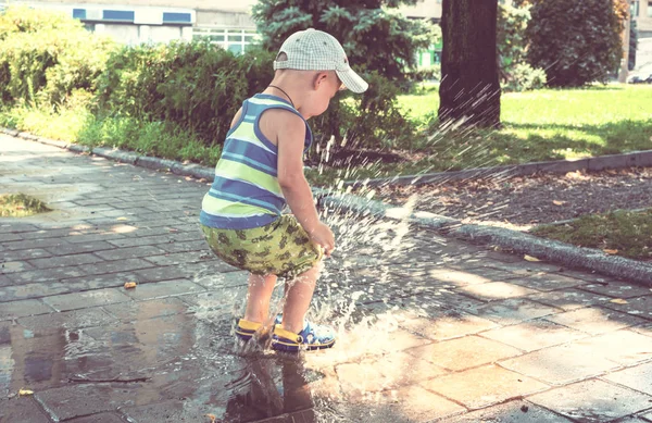 Мальчик Прыгает Лужу Летняя Игровая Площадка — стоковое фото
