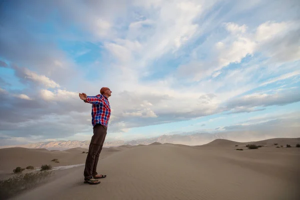 Hiker Sand Dunes Desert — Stock Photo, Image