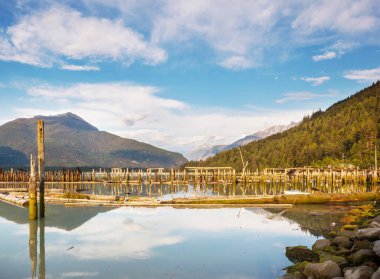 Bella Coola, Kanada 'da gün batımında güzel kıyı şeridi