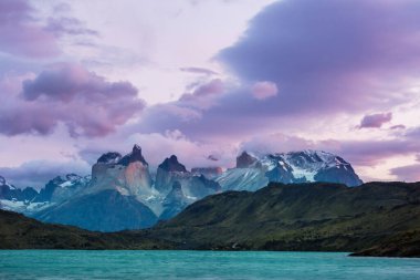 Şili 'deki Torres del Paine Ulusal Parkı' ndaki güzel dağ manzaraları. Dünyaca ünlü yürüyüş bölgesi.