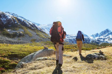 Bir grup gezgin dağlarda yürüyüş yapıyor aktif yaşam tarzı seyahat macera seyahatleri özgürlük yaz manzarası konsepti