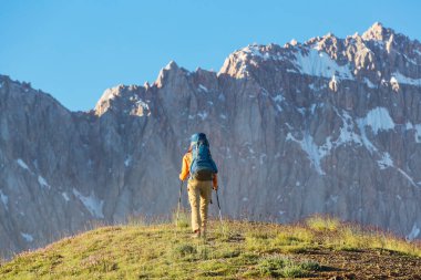 Yolculuk zamanı. Tacikistan, Pamir 'deki güzel Fann dağlarında yürüyüş yapan bir adam. Orta Asya.