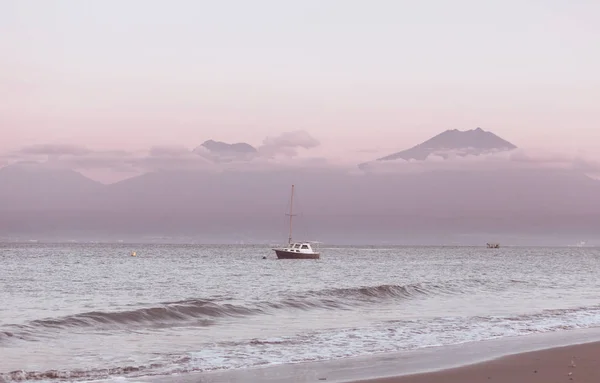 Playa Volcánica Con Montañas Rocosas Bali Indonesia — Foto de Stock