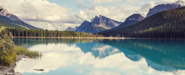 Lugn Scen Vid Fjällsjön Kanada Med Spegling Klipporna Lugnt Vatten — Stockfoto