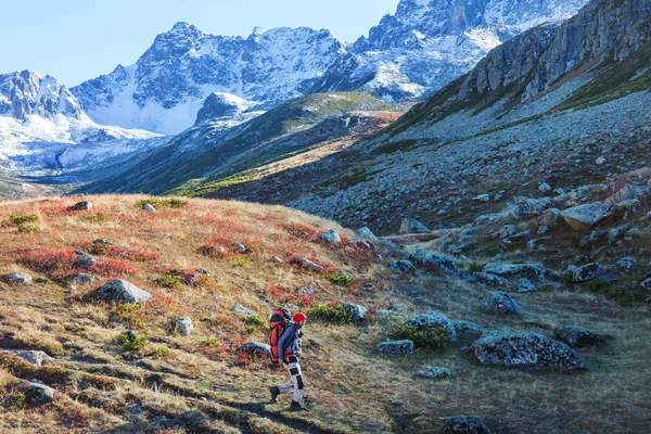 Backpacker Beim Wandern Den Herbstbergen — Stockfoto