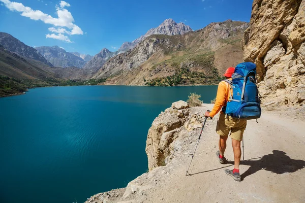 Yolculuk Zamanı Tacikistan Pamir Deki Güzel Fann Dağlarında Yürüyüş Yapan — Stok fotoğraf