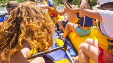Rafting takımı, yaz ekstrem su sporları.