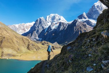 Cordillera dağlarında yürüyüş sahnesi, Peru