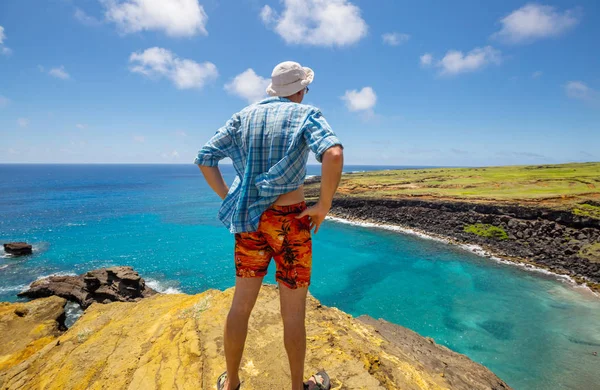 Turista Piedi Cima Una Scogliera Con Vista Big Island Hawaii — Foto Stock